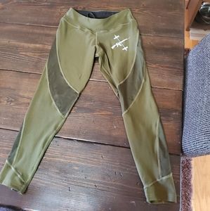 Barbell cartel size small capri leggings